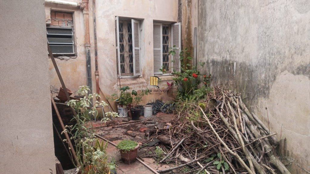 Sobrado no bairro Petrópolis com amplo terreno