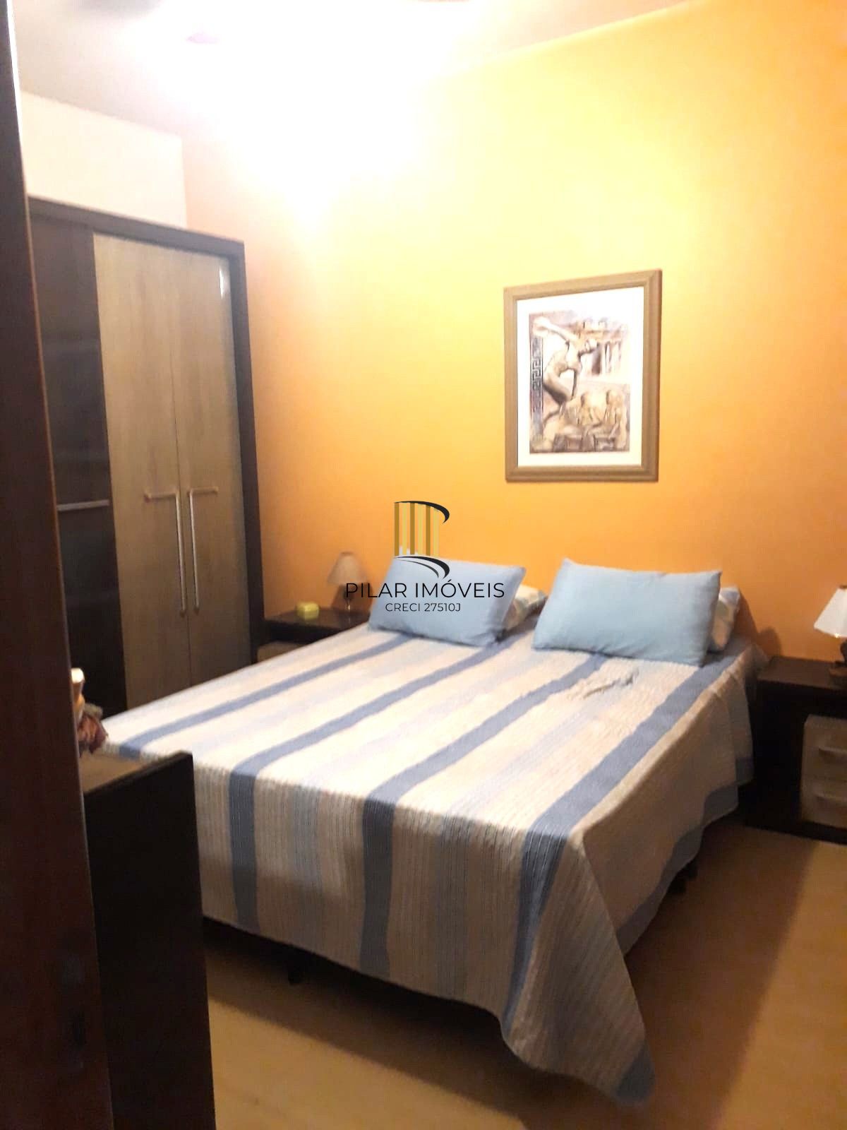 Casa sobrado no bairro Auxiliadora de 3 dormitórios e 3 vagas