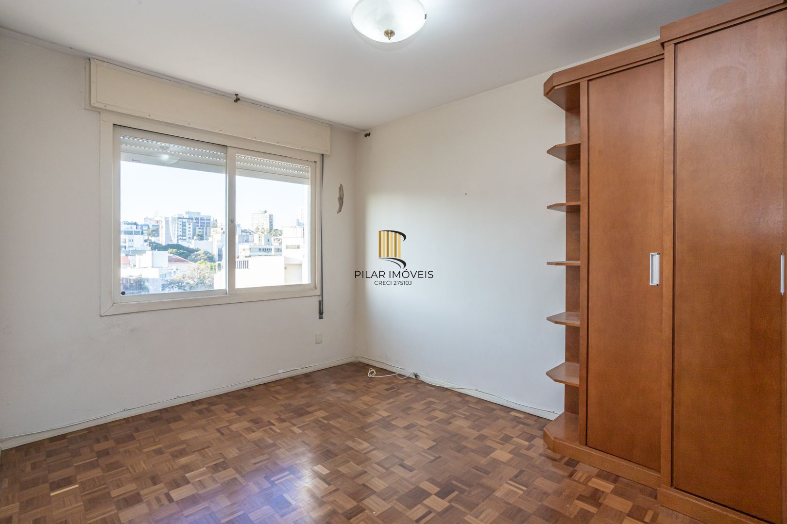 Apartamento no Petrópolis de 2 dormitórios dependência e vaga desocupado