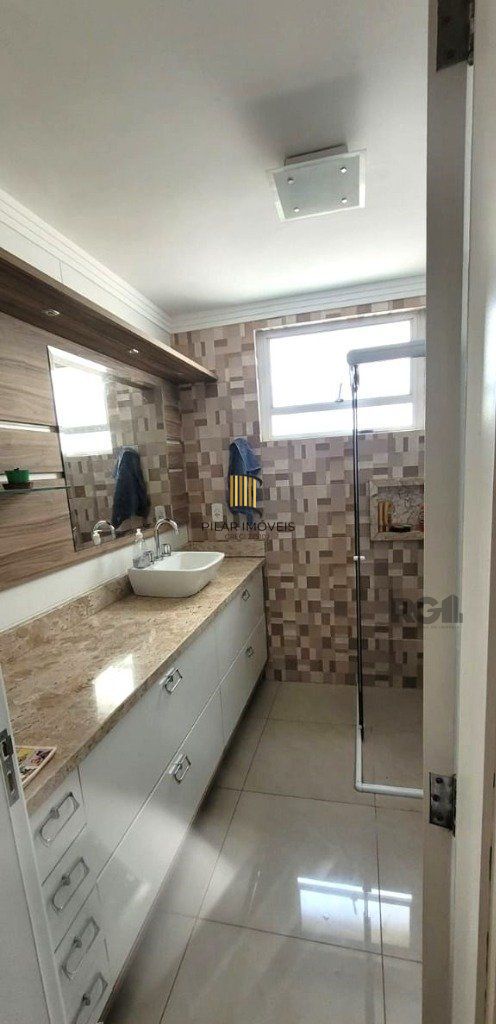 Apartamento no Petrópolis de 2 dormitórios e 2 vagas