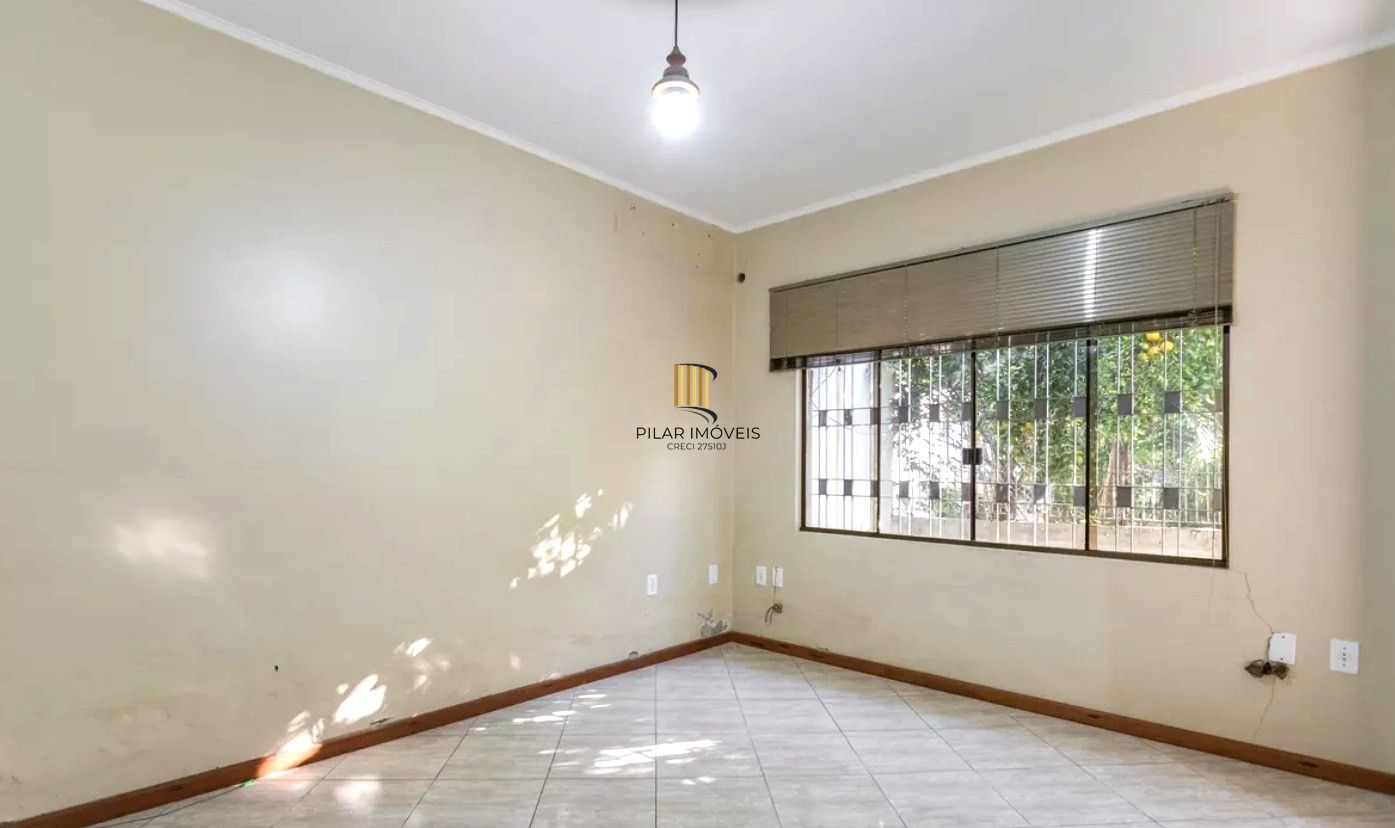 Casa no bairro Jardim Sabará de 4 dormitórios e 3 vagas DESOCUPADA