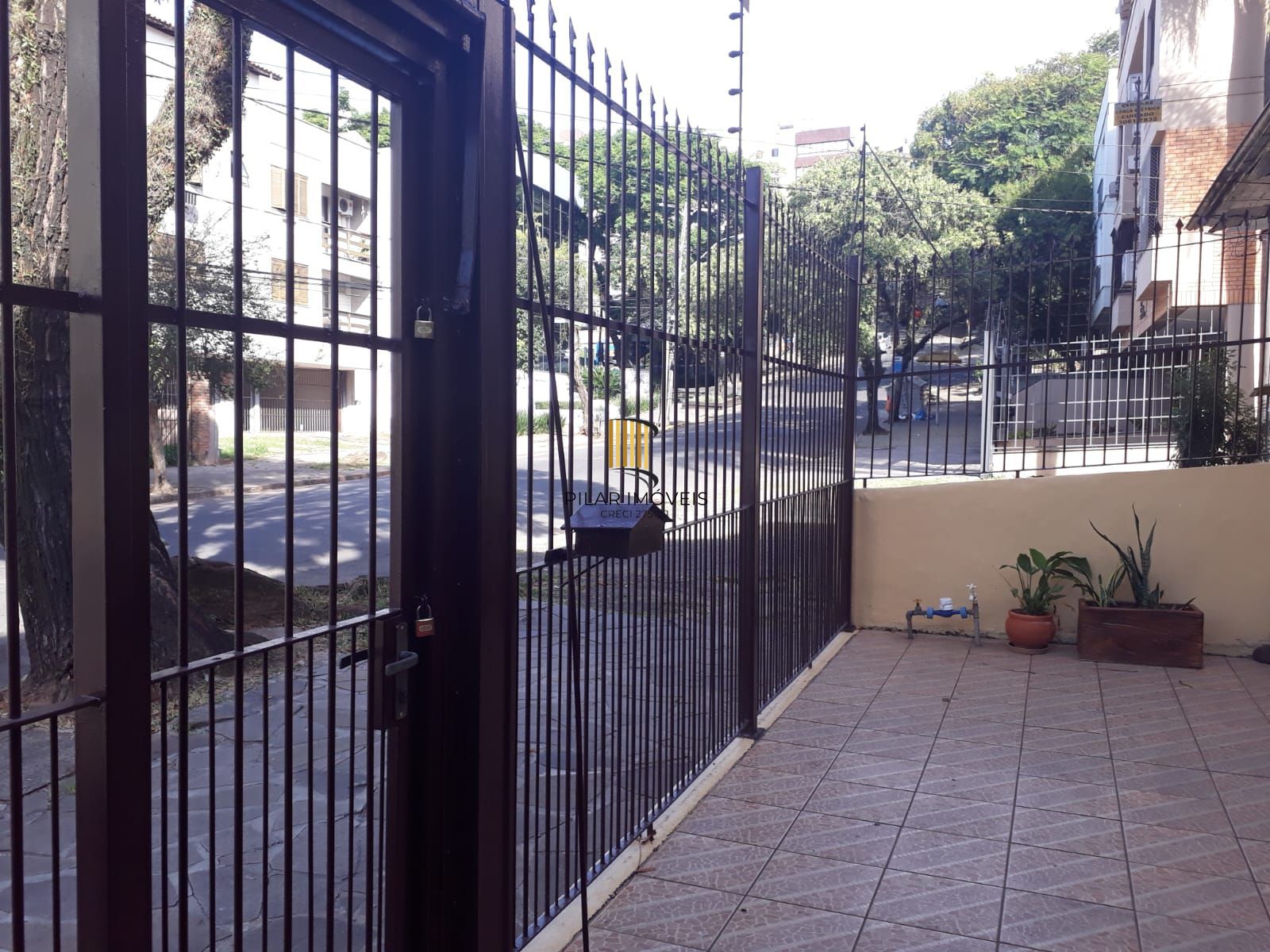 Casa sobrado no bairro Auxiliadora de 3 dormitórios e 3 vagas