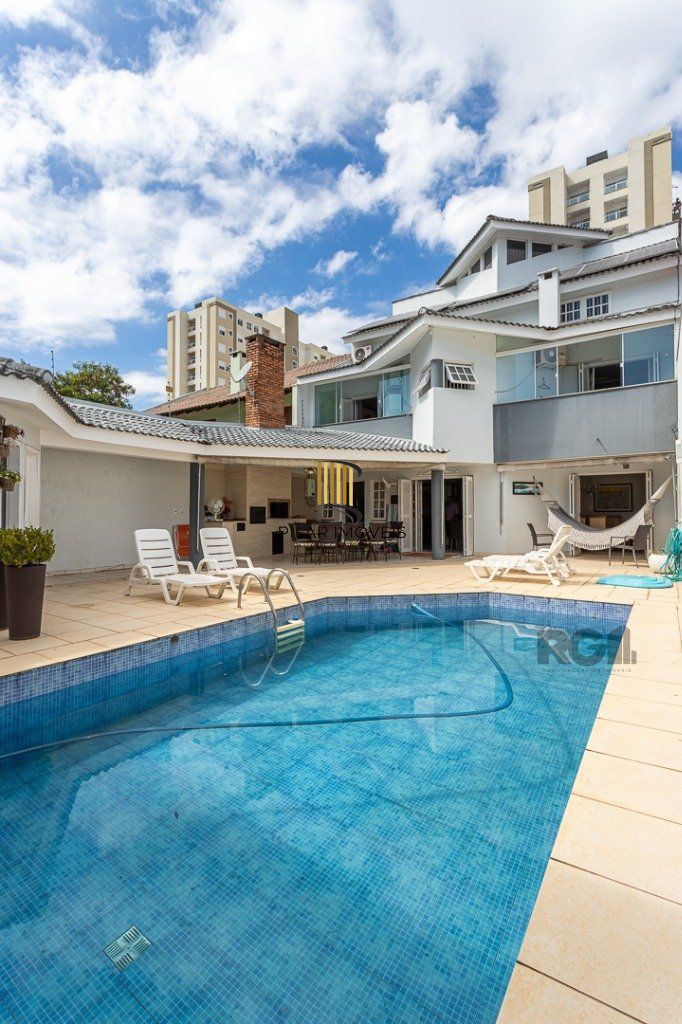 casa sobrado no Alto Petrópolis de 5 dormitórios e 3 vagas