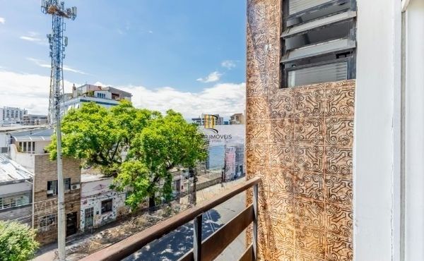 Apartamento na Cidade Baixa de 1 dormitório e dependência REFORMADO