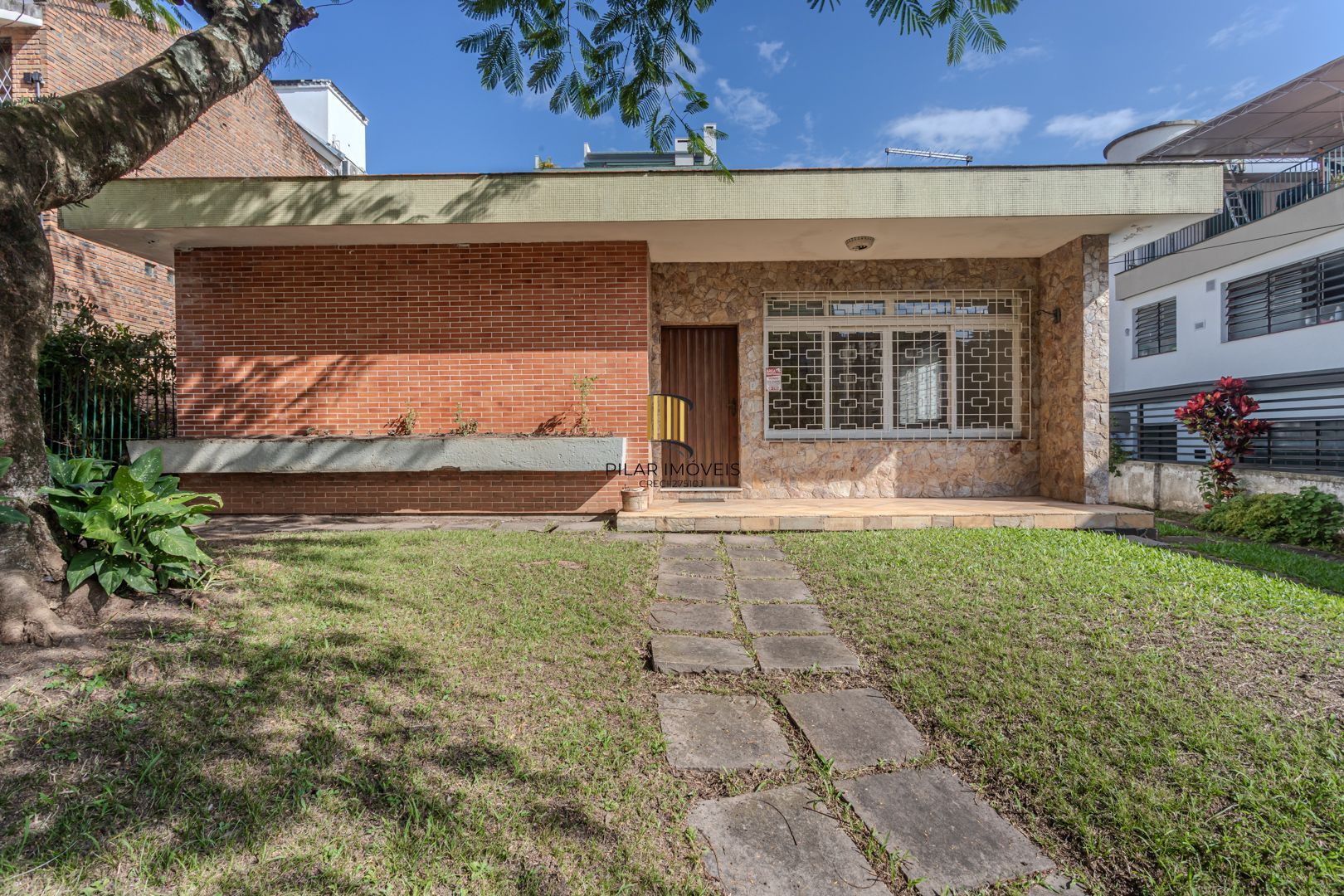 Casa no Menino Deus de 3 dormitórios e 5 vagas DESOCUPADA