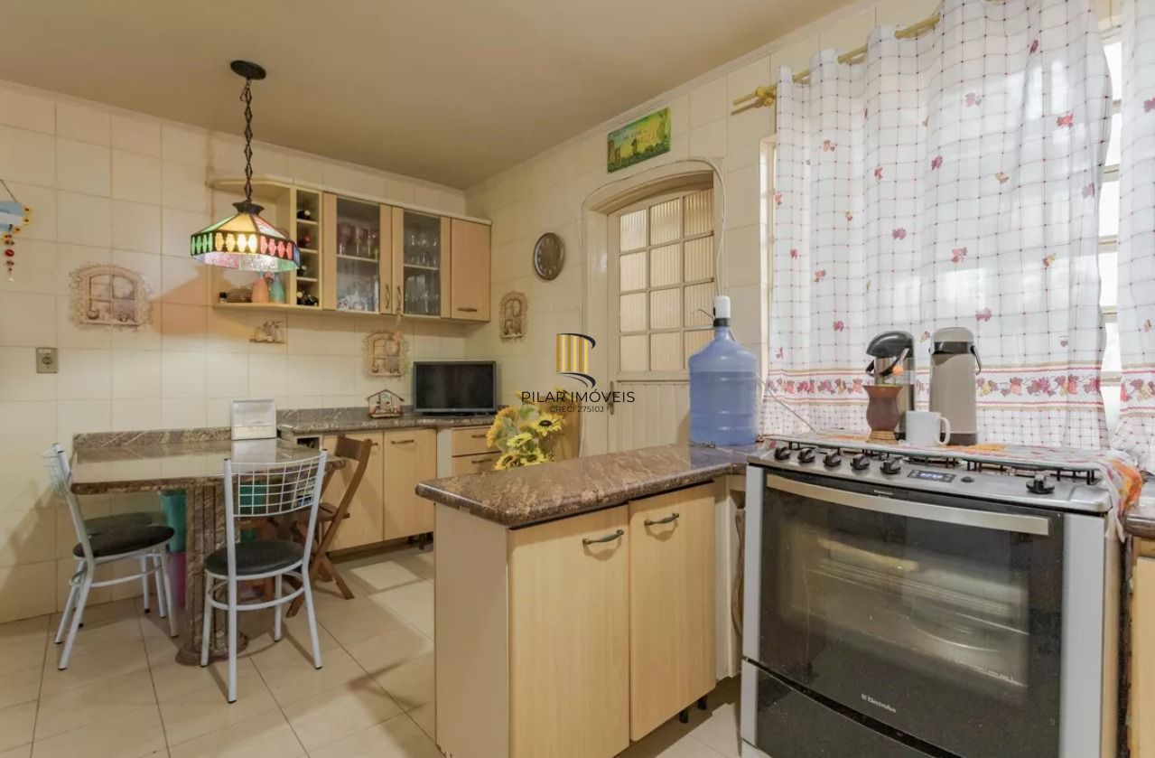 Sobrado no bairro Vila Ipiranga de 4 dormitórios e 2 vagas