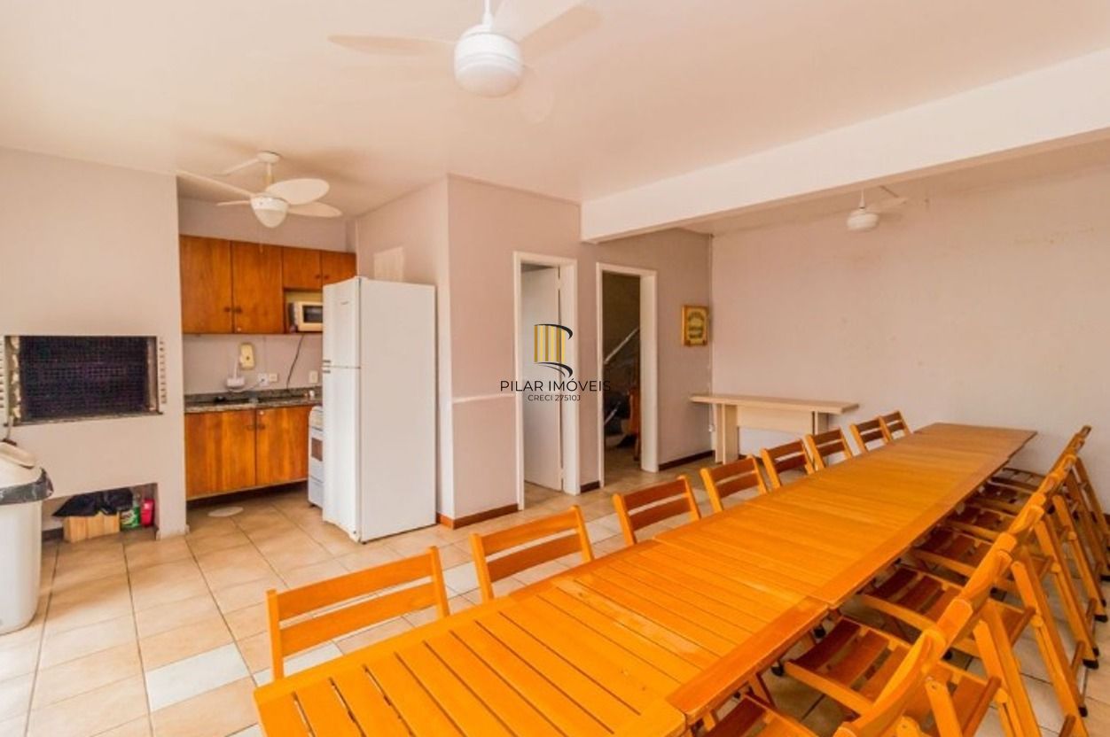 Casa em condomínio no bairro Sarandi de 2 dormitórios, vaga e infra