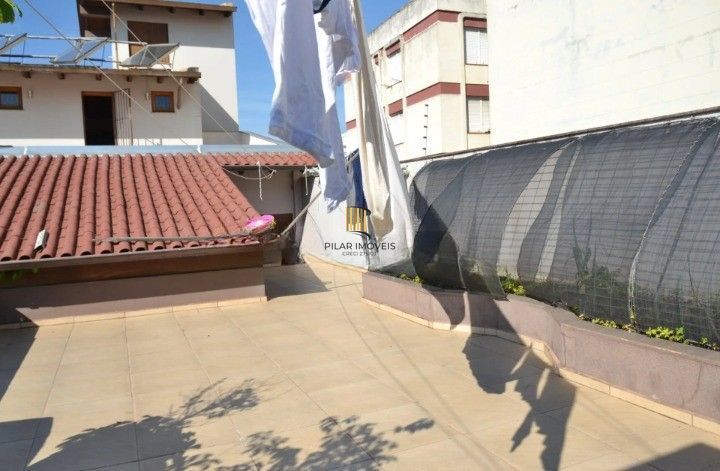 Casa Comercial e Residencial com 518m² (4 quartos / 5 banheiros / 3 vagas garagem) no Bairro Partenon localizada à meia quadra da Av. Bento Gonçalves.