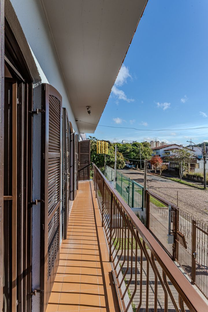Casa no Partenon com 4 dormitórios e 4 vagas DESOCUPADA