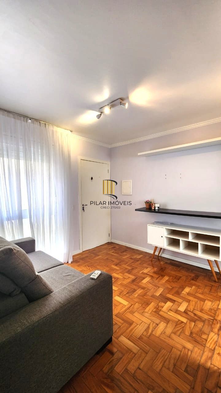 Apartamento no Petrópolis de 2 dormitórios REFORMADO
