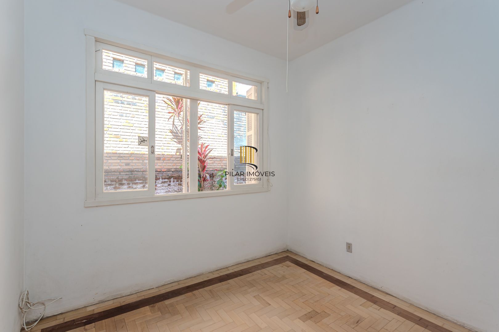 Casa no Menino Deus de 3 dormitórios e 5 vagas DESOCUPADA