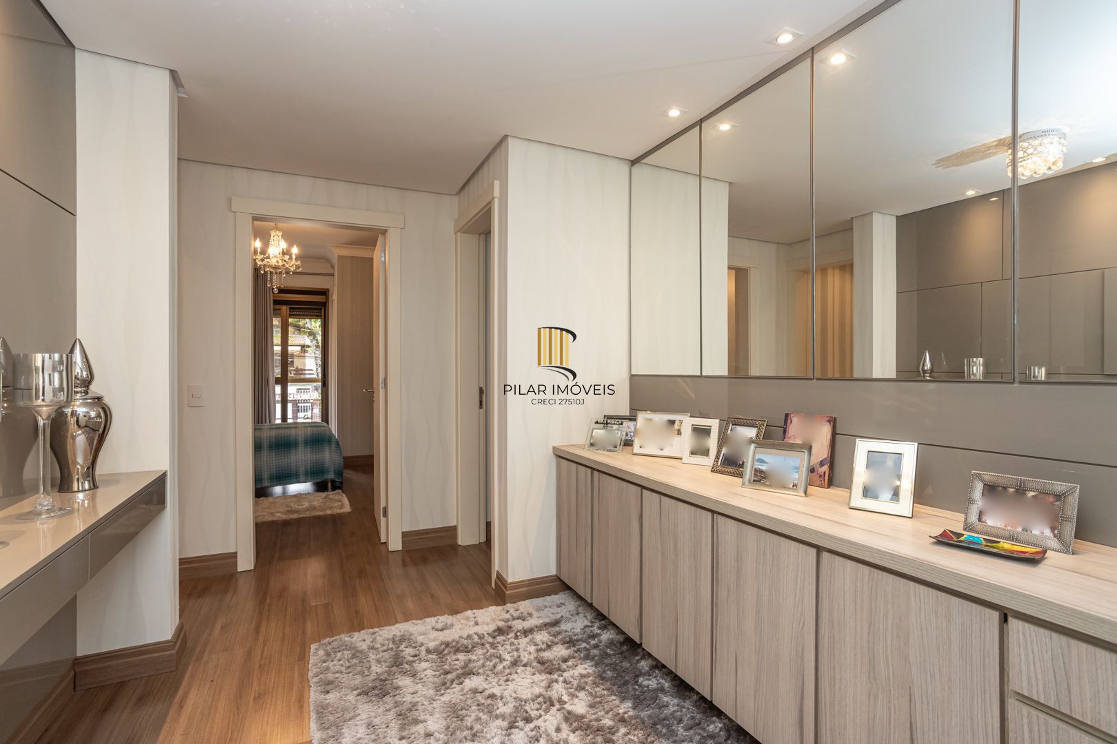 COBERTURA MOBILIADA COM VISTA PARA O GUAÍBA