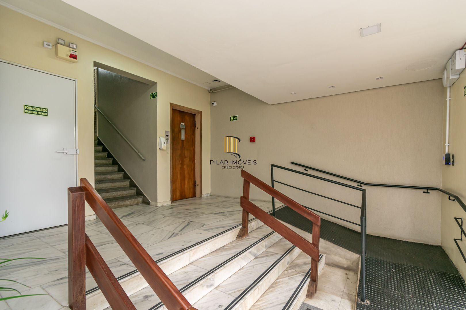 Apartamento 2 dormitorios, no Menino Deus reformado