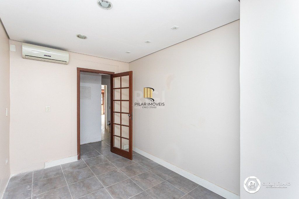 Casa para Venda - 330m², 4 dormitórios, sendo 3 suites, 2 vagas - Petrópolis