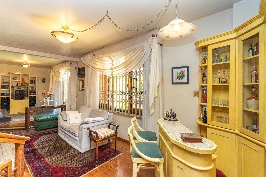 Casa sobrado no Partenon de 3 dormitórios e amplo pátio
