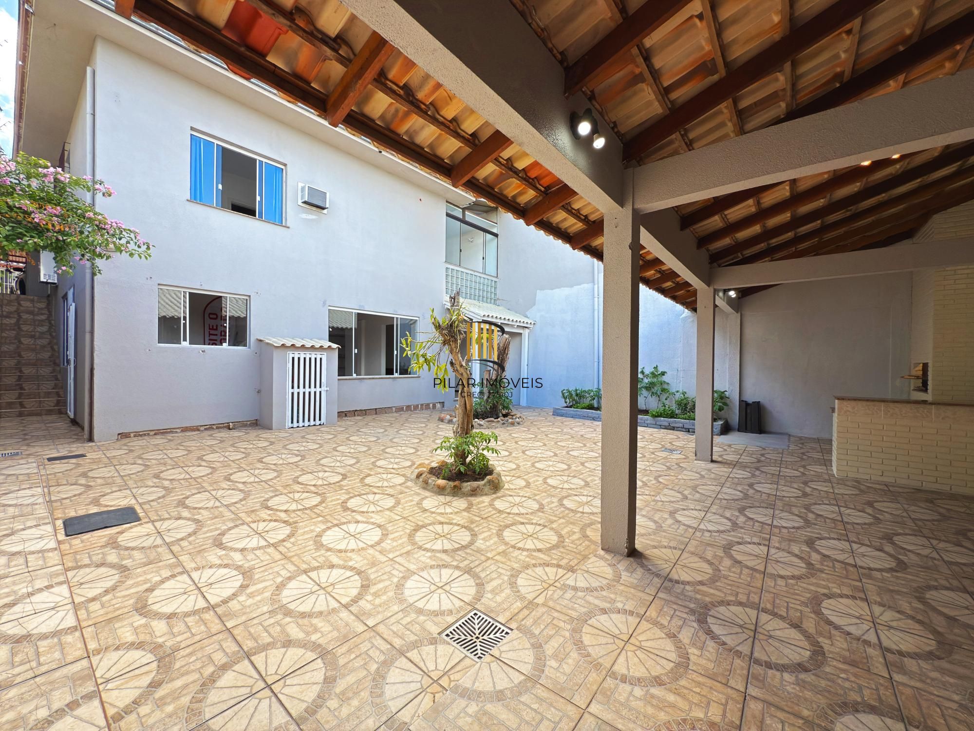 Casa 3 dormitórios no bairro Medianeira