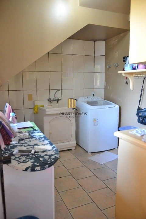 Casa Comercial e Residencial com 518m² (4 quartos / 5 banheiros / 3 vagas garagem) no Bairro Partenon localizada à meia quadra da Av. Bento Gonçalves.