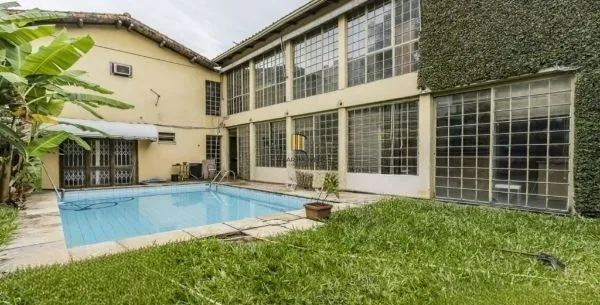 Casa sobrado no bairro Auxiliadora de 5 dormitórios e 4 vagas