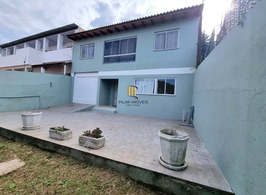 Casa sobrado no bairro Cristal de 3 domitórios e 3 vagas