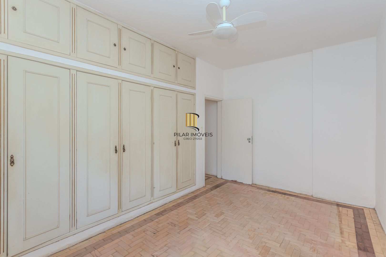 Casa no Menino Deus de 3 dormitórios e 5 vagas DESOCUPADA