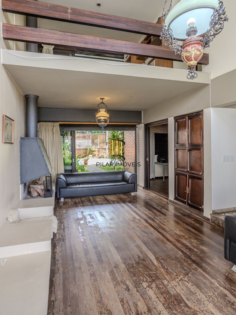 Casa sobrado no Menino Deus de 3 dormitórios e 3 vagas