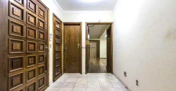 Casa sobrado no bairro Auxiliadora de 5 dormitórios e 4 vagas