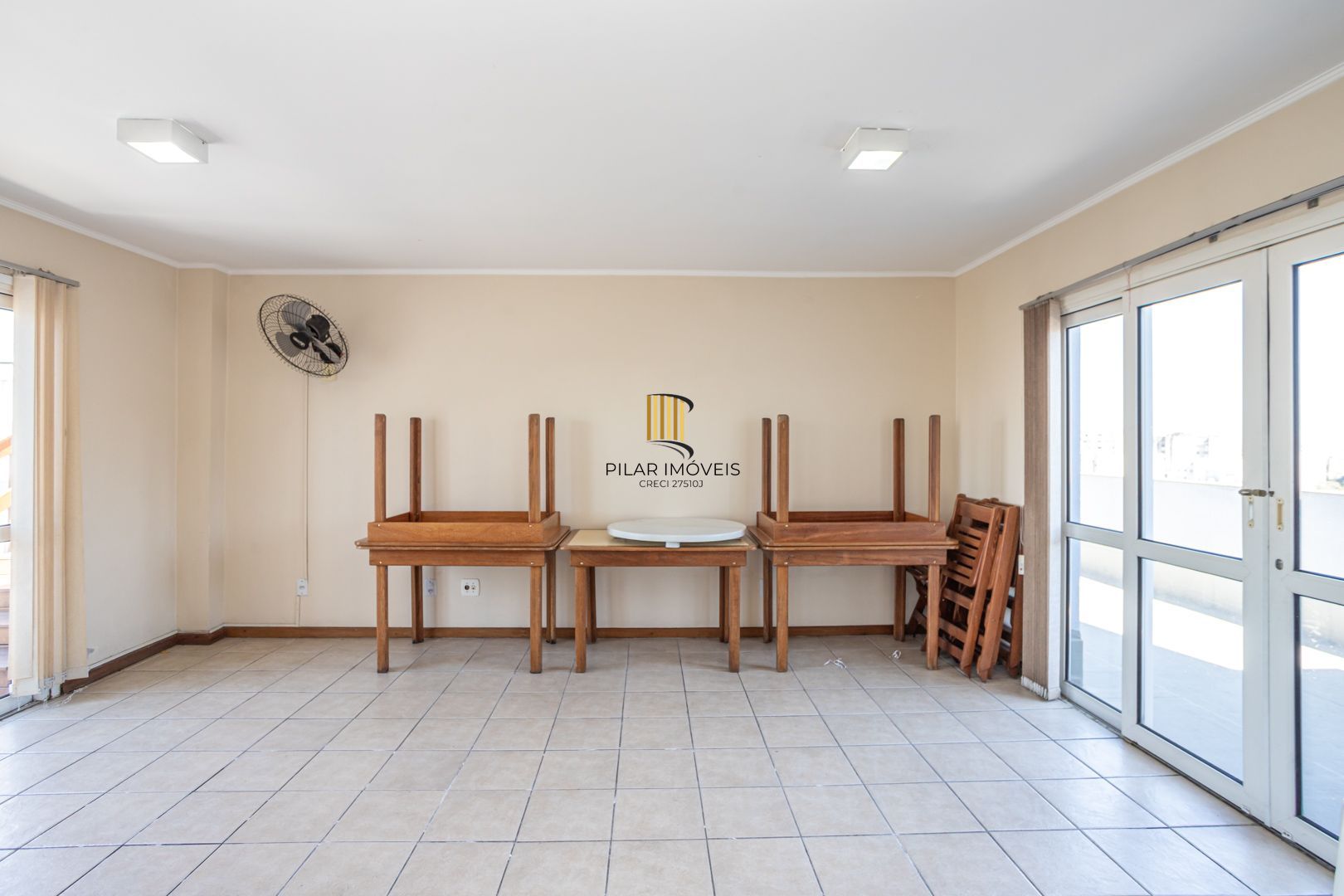 Apartamento na Cidade Baixa de 2 dormitórios e vaga DESOCUPADO