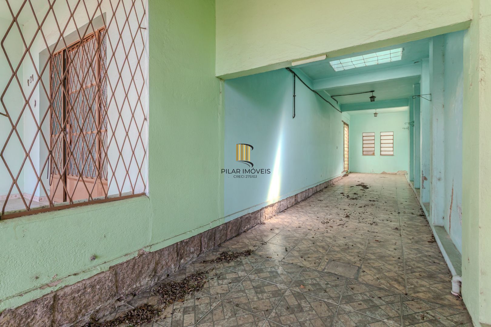 Casa sobrado no Partenon com 5 dormitórios e 4 vagas