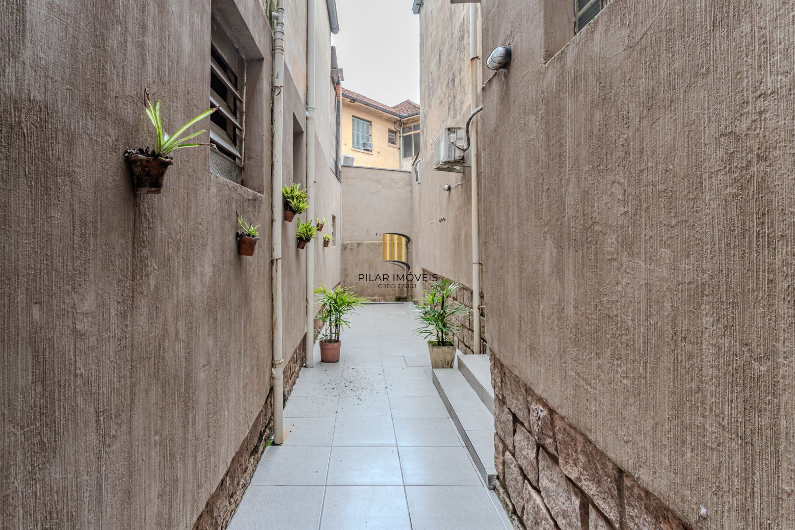 Apartamento no bairro Petrópolis de 2 dormitórios térreo com pátio DESOCUPADO