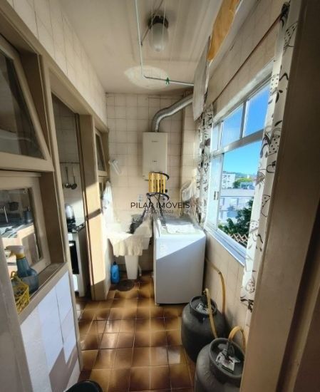 Apartamento de 2 dormitórios com dependência e vaga no bairro Santana