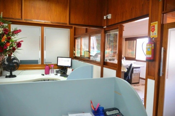 Casa Comercial e Residencial com 518m² (4 quartos / 5 banheiros / 3 vagas garagem) no Bairro Partenon localizada à meia quadra da Av. Bento Gonçalves.