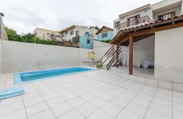 Casa / sobrado no bairro Jardim Itu de 3 dormitórios e pátio com piscina