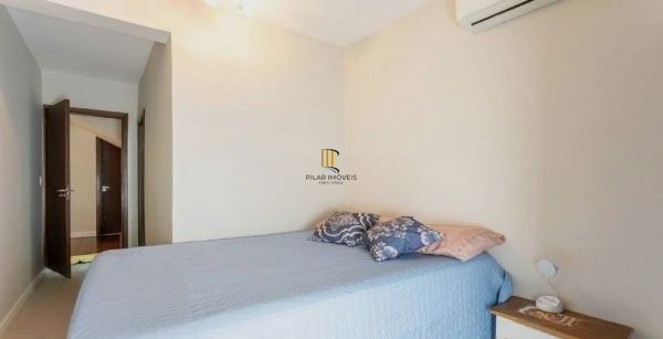 Sobrado no Menino Deus de 3 dormitórios e vaga