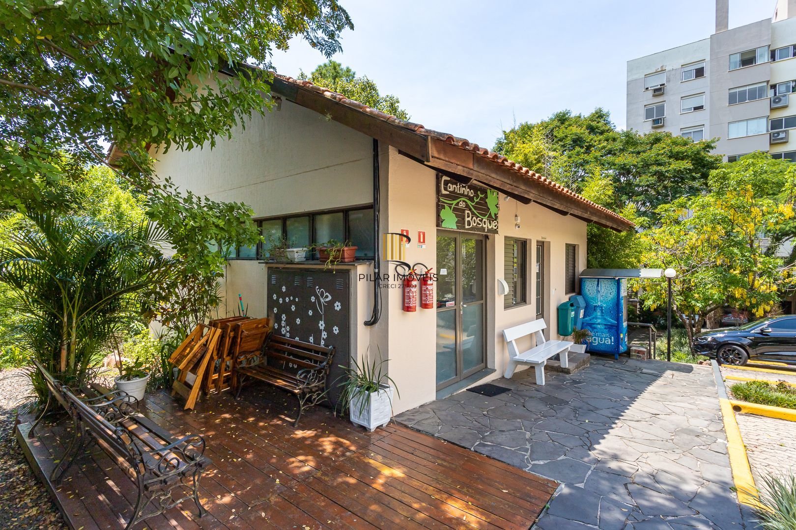 Apartamento diferenciado no bairro Nonoai de 3 dormitórios  2 vagas e infra