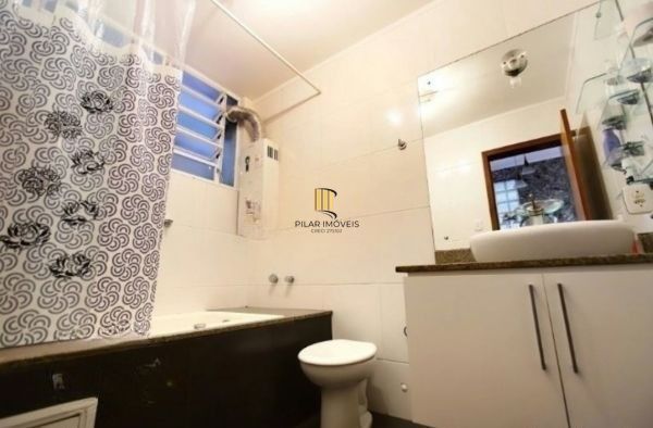 Apartamento TÉRREO com pátio no Menino Deus de 2 dormitórios e vaga rotativa