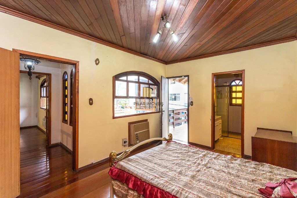 Casa sobrado no Jardim Botânico de 5 dormitórios e 2 vagas