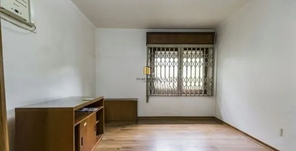 Casa sobrado no bairro Auxiliadora de 5 dormitórios e 4 vagas