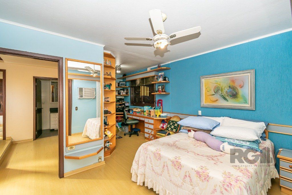 Sobrado de 4 dormitórios no Moinhos de Vento