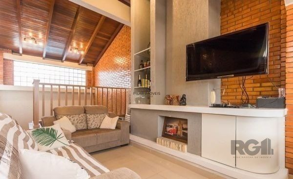Casa sobrado no Cristal de 3 dormitórios e 3 vagas