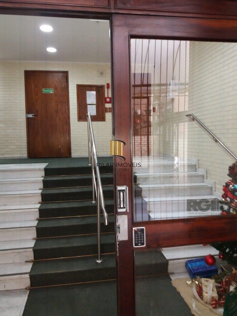 Apartamento de 2 dormitórios dependência e vaga