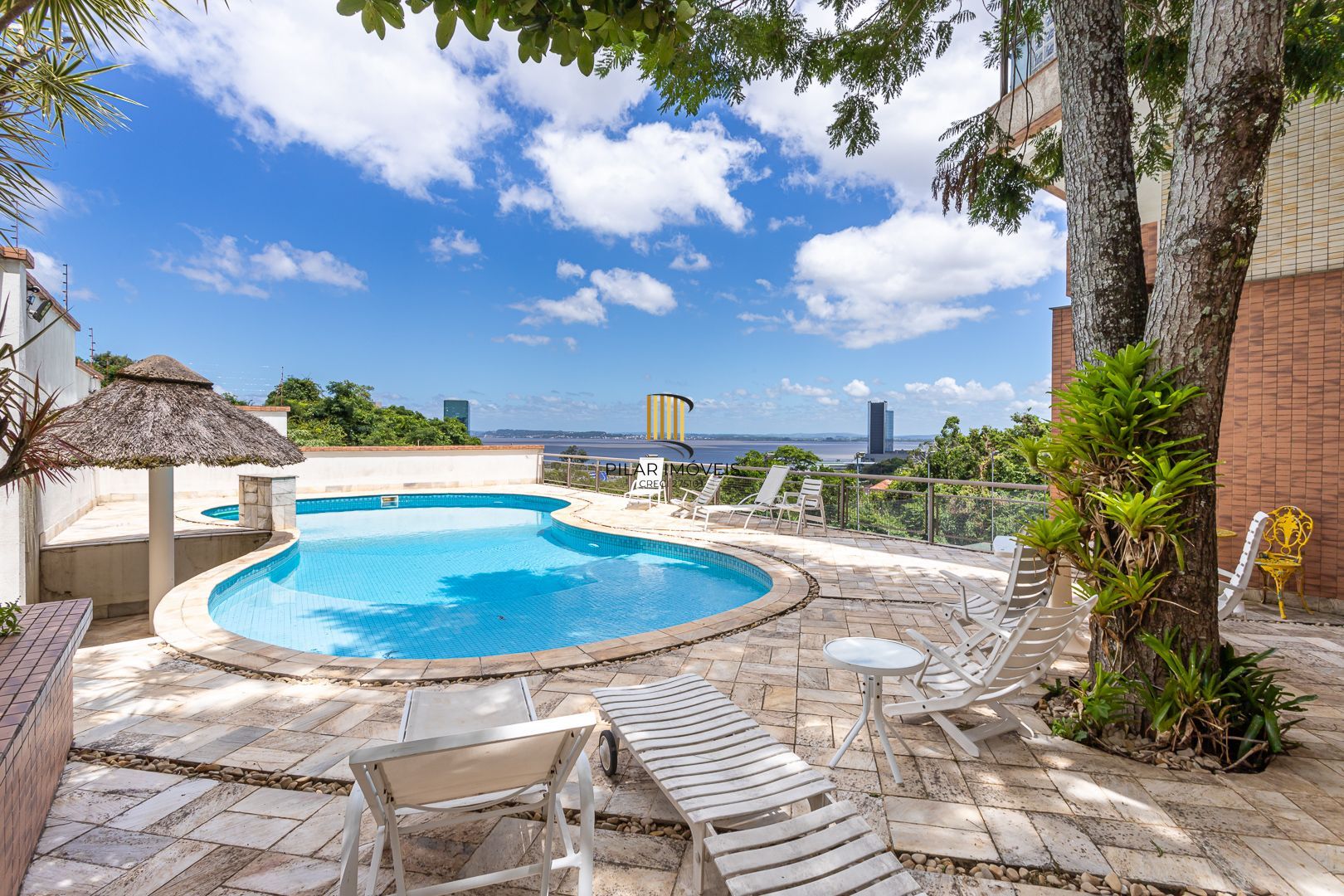 COBERTURA MOBILIADA COM VISTA PARA O GUAÍBA