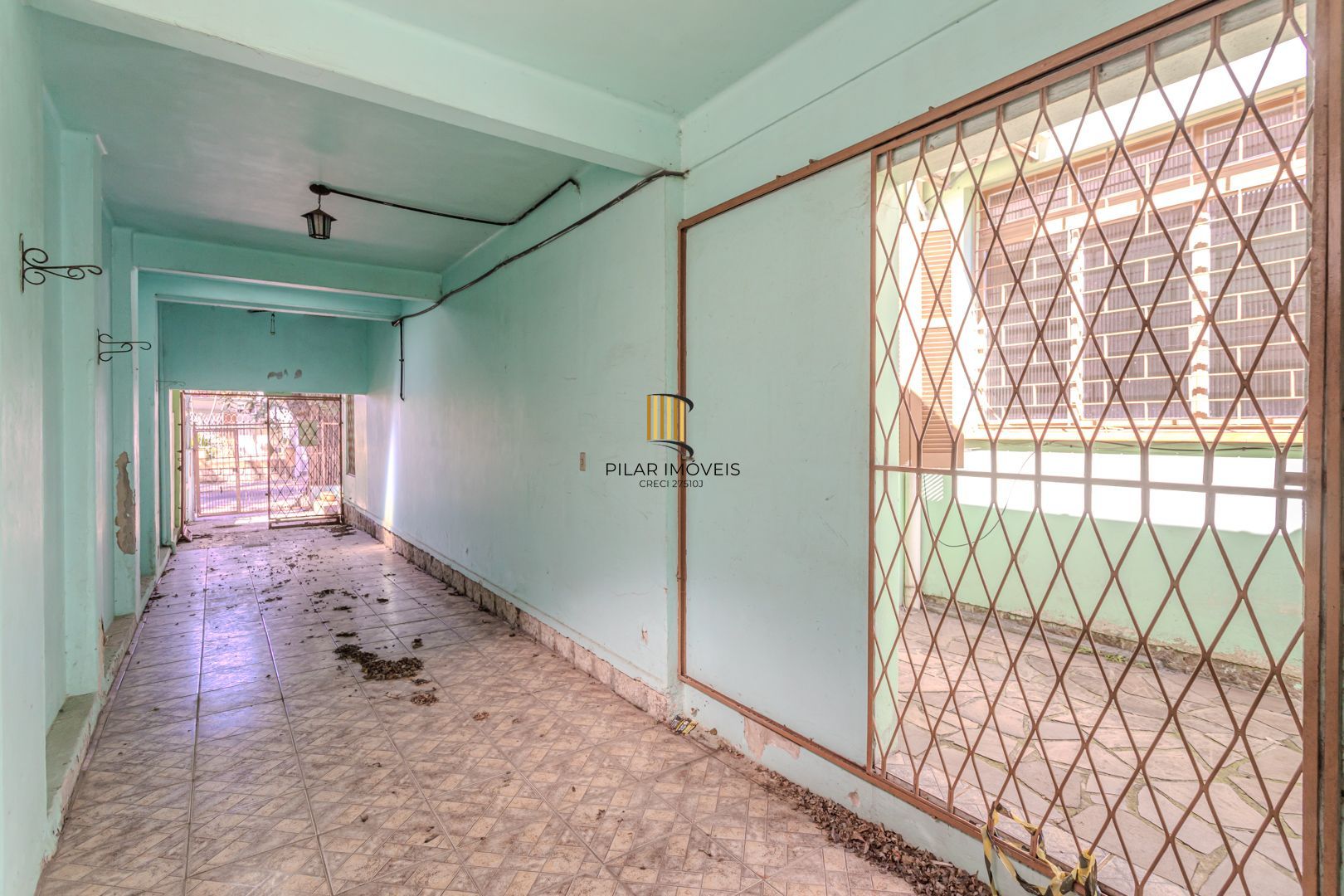 Casa sobrado no Partenon com 5 dormitórios e 4 vagas