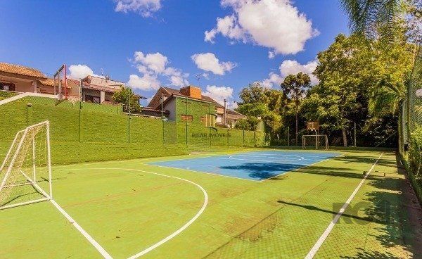 Casa sobrado na Lomba do Pinheiro com 4 dormitórios e 2 vagas