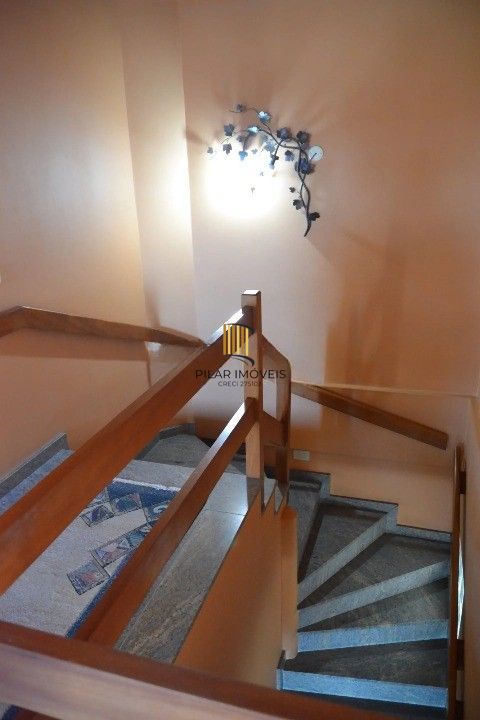 Casa Comercial e Residencial com 518m² (4 quartos / 5 banheiros / 3 vagas garagem) no Bairro Partenon localizada à meia quadra da Av. Bento Gonçalves.