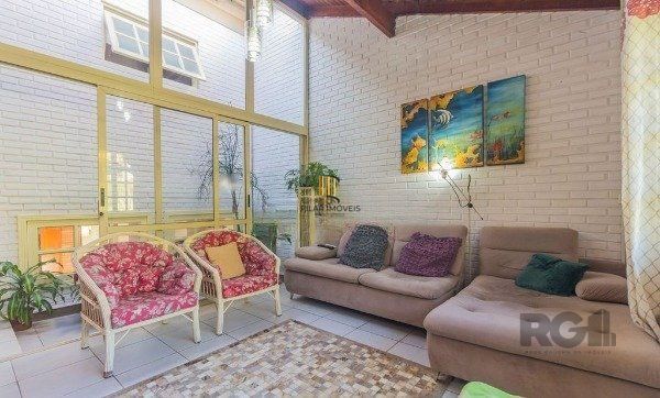 Casa sobrado na Lomba do Pinheiro com 4 dormitórios e 2 vagas