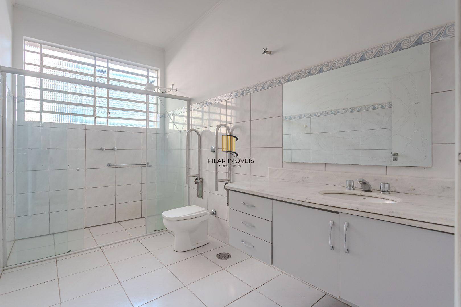 Casa no Menino Deus de 3 dormitórios e 5 vagas DESOCUPADA