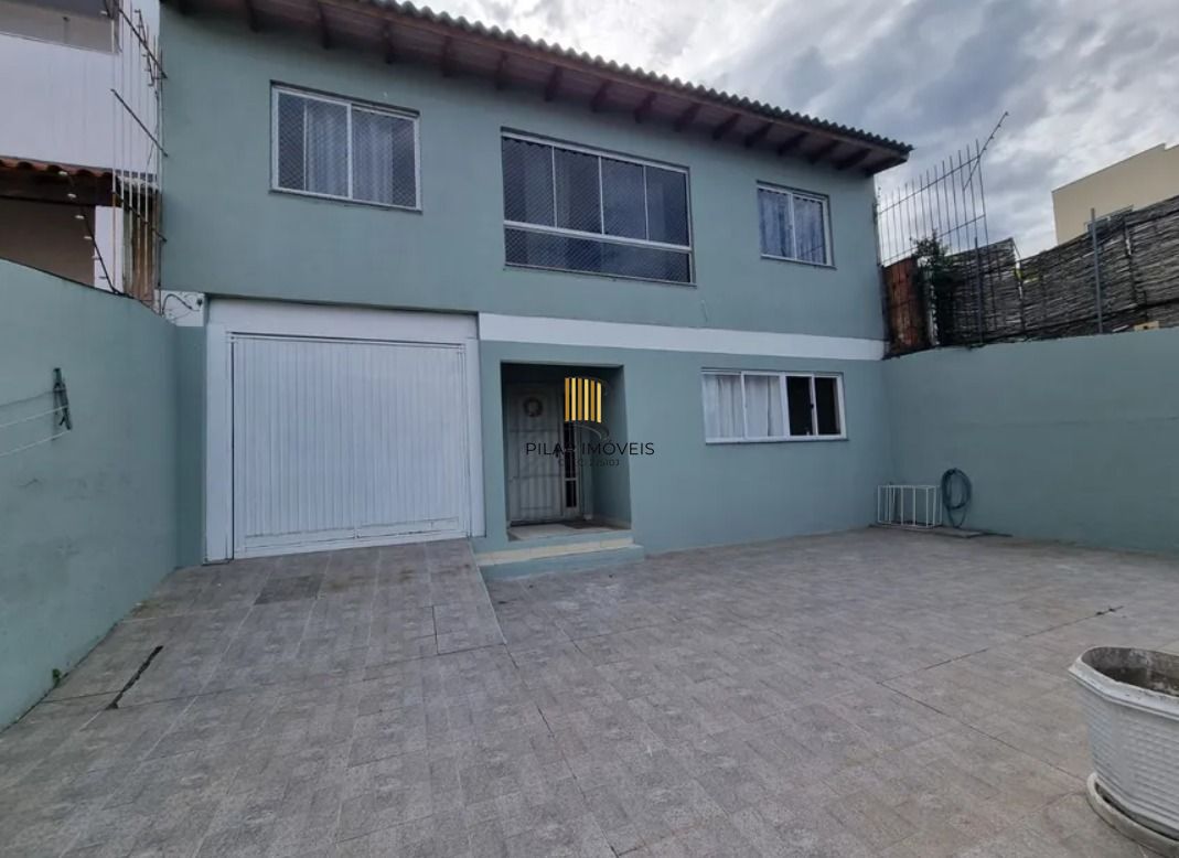 Casa sobrado no bairro Cristal de 3 domitórios e 3 vagas