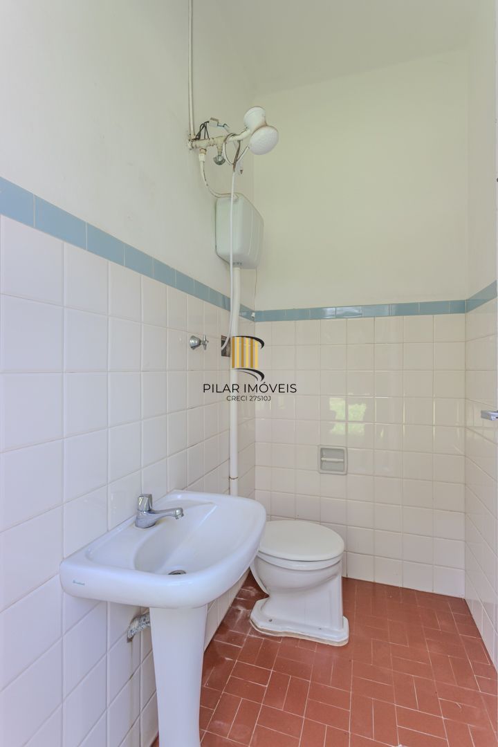 Casa no Menino Deus de 3 dormitórios e 5 vagas DESOCUPADA