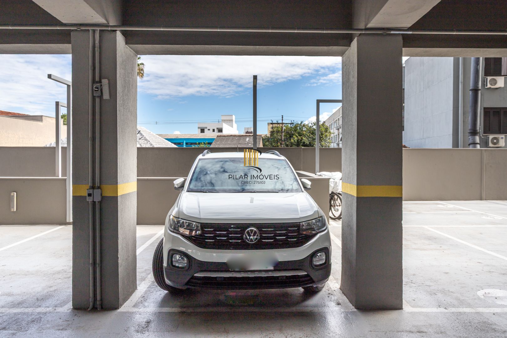 Apartamento 02 dormit com suíte e 01 vaga, no bairro Azenha, em Porto Alegre.