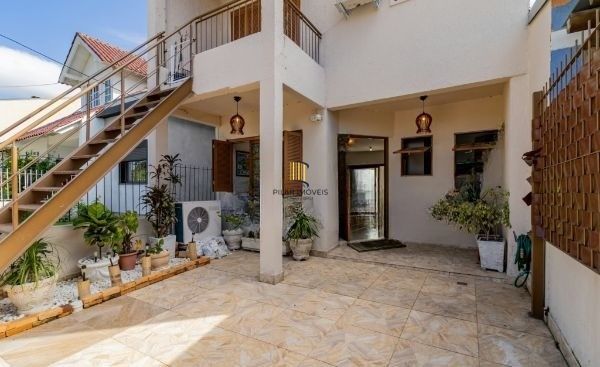 Casa sobrado na Hípica de 4 dormitórios e 2 vagas